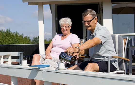 Genießen Sie Ihren Kaffee auf der Terrasse jemandem, der Ihnen am Herzen liegt - Sie erhalten bis zu 25 % Rabatt, wenn Sie nur zu zweit ein Ferienhaus mieten. Genießen Sie Ihren Kaffee auf der Terrasse jemandem, der Ihnen am Herzen liegt - Sie erhalten bis zu 25 % Rabatt, wenn Sie nur zu zweit ein Ferienhaus mieten.