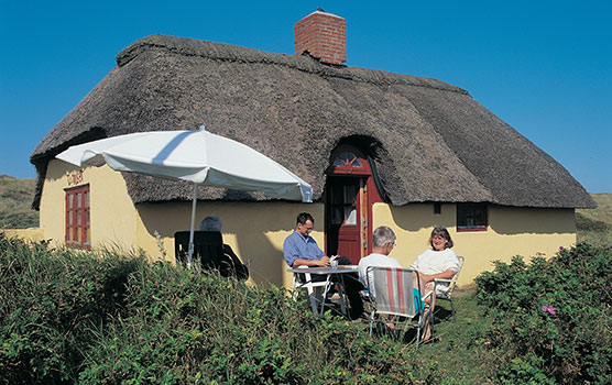 Urlaubsidylle - Beisammensein und Entspannen in der Sonne am Ferienhaus. Urlaubsidylle - Beisammensein und Entspannen in der Sonne am Ferienhaus.