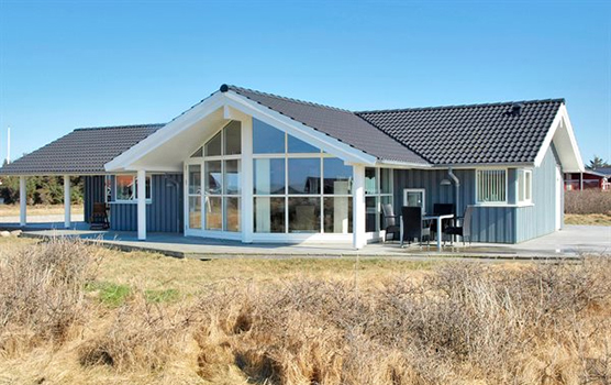 Vi har mange dejlige kørestolsvenlige sommerhuse til jeres ferie Lyseblåt sommerhus med store vinduer