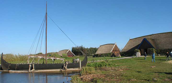 Wikingerdorf mit Wikingerschiff am Bork Vikingehavn / Bork Vikingehavn Wikingerdorf mit Wikingerschiff am Bork Vikingehavn / Bork Vikingehavn