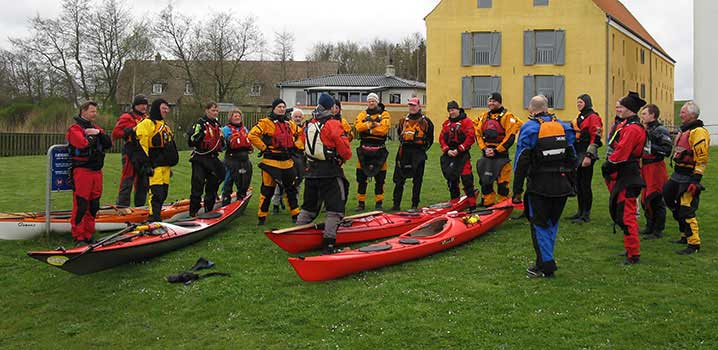 Seekajakpaddler machen Vorbereitungen am Limfjordscentret / Limfjordscentret Seekajakpaddler machen Vorbereitungen am Limfjordscentret / Limfjordscentret