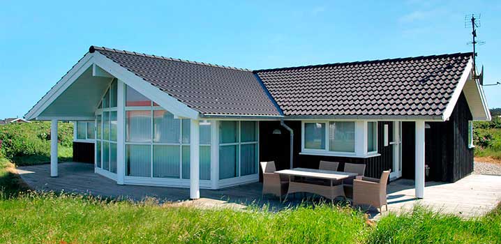 Wir haben viele schöne, rollstuhlgerechte Ferienhäuser für Ihren Urlaub Hellblaues Ferienhaus mit großen Fenstern