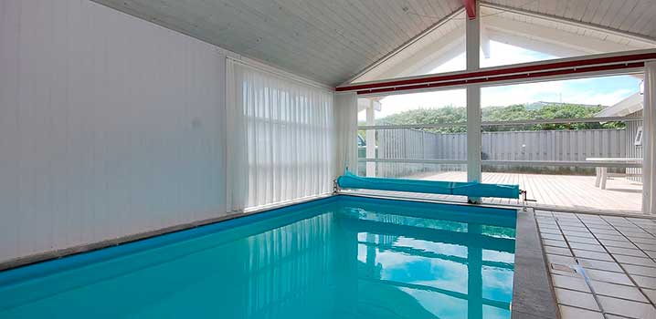 Kinder tummeln sich im Pool mit ihren Plastiktieren Kinder tummeln sich im Pool mit ihren Plastiktieren