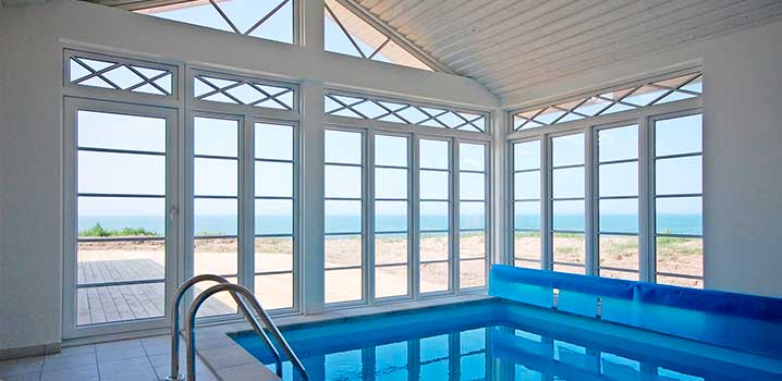 Schöner Swimmingpool mit der schönsten Aussicht über das Meer Swimmingpool mit schöner Aussicht über die Nordsee