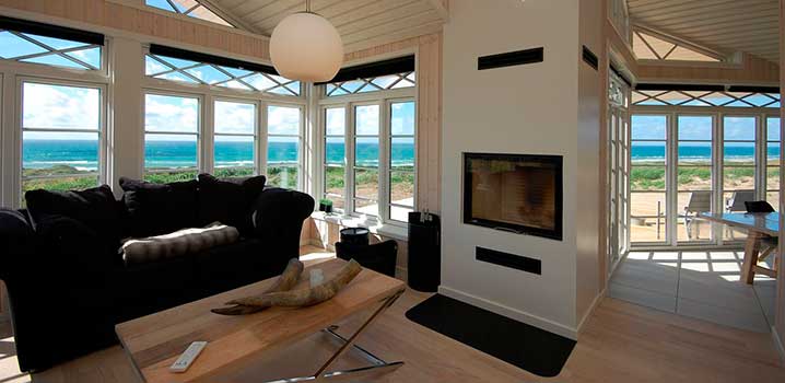 Tolles Design gewürzt mit 180 Grad Aussicht über das Meer im Luxusferienhaus Schön helle Wohnstube mit Aussicht über die Nordsee