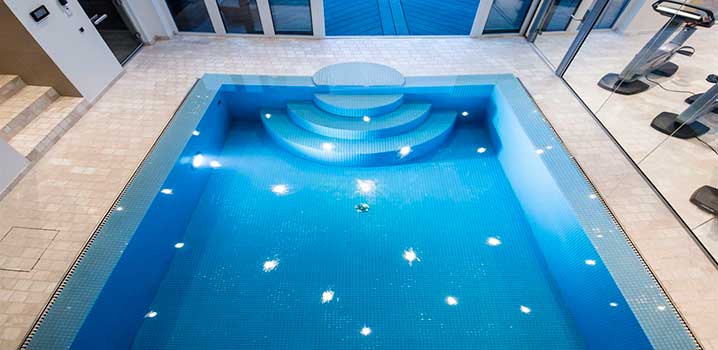 Geschmackvoll eingerichteter Poolraum im Luxusferienhaus Geschmackvoll eingerichteter Poolraum im Luxusferienhaus
