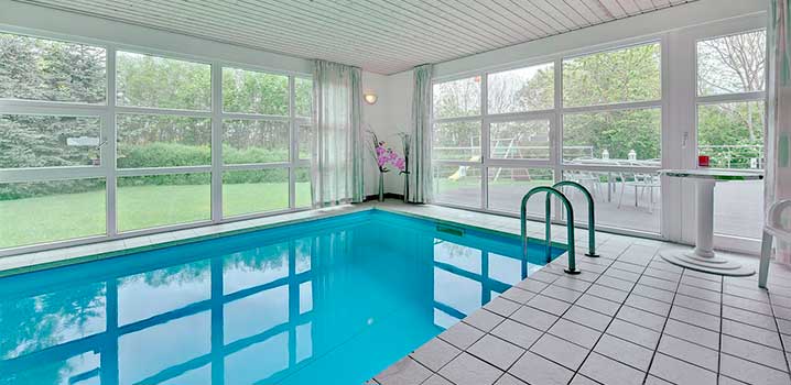 Kinder tummeln sich im Pool mit ihren Plastiktieren Kinder tummeln sich im Pool mit ihren Plastiktieren