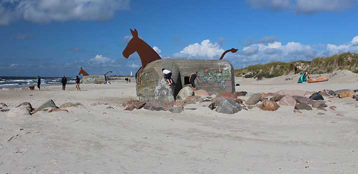 Die berühmten Bunkerpferde am Strand von Blåvand Die berühmten Bunkerpferde am Strand von Blåvand