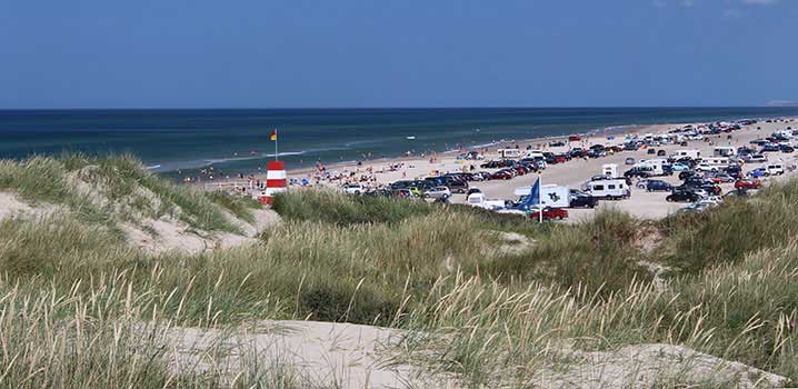 Der breite Strand von Blokhus an einem heißen Sommertag Der breite Strand von Blokhus an einem heißen Sommertag