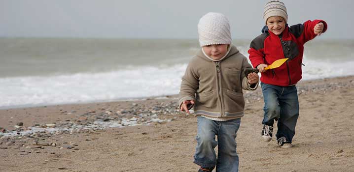 Zwei Kinder spielen am Strand Zwei Kinder spielen am Strand