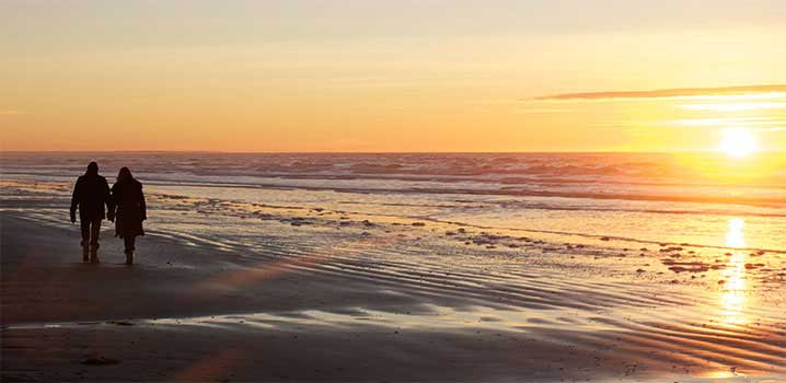 Paare genießen den Sonnenuntergang am Wattenmeer Paare genießen den Sonnenuntergang am Wattenmeer