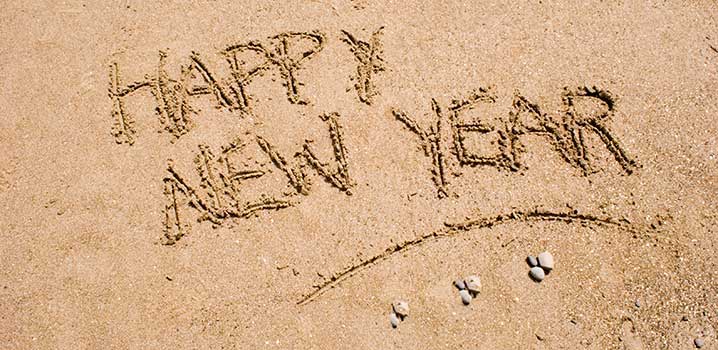 Silvester im Ferienhaus in Dänemark - Happy New Year Happy New Year ist im Sand am Strand geschrieben