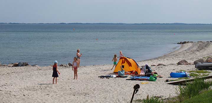 Spielende Kinder am Strand von Hasmark an einem schönen Sommertag Spielende Kinder am Strand von Hasmark an einem schönen Sommertag