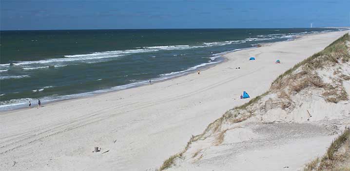 Endloser, breiter Strand an der Nordsee, soweit das Auge reicht (Skodbjerge) Endloser, breiter Strand an der Nordsee, soweit das Auge reicht (Skodbjerge)