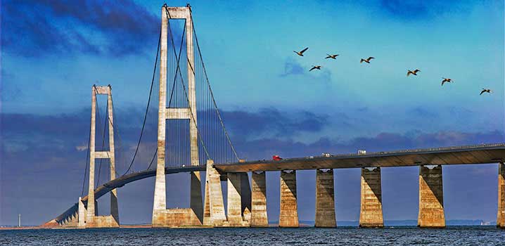 Die 18 Kilometer lange „Storebæltsbro“ verbindet die Inseln Fünen und Seeland miteinander. Die 18 Kilometer lange „Storebæltsbro“ verbindet die Inseln Fünen und Seeland miteinander.
