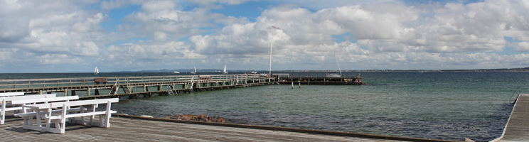 Den lange badebro, Langebro, i ferieområdet Ålsgårde Den lange badebro, Langebro, i ferieområdet Ålsgårde