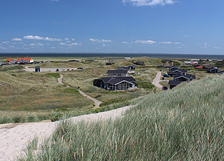 Udsigt over sommerhusområdet og Ringkøbing Fjord i baggrunden fra klitterne i Årgab Udsigt over sommerhusområdet og Ringkøbing Fjord i baggrunden fra klitterne i Årgab