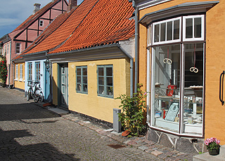 Altmodischer Bäckerladen in einer der gepflasterten Straßen von Ærøskøbing Altmodischer Bäckerladen in einer der gepflasterten Straßen von Ærøskøbing