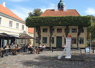 Der Marktplatz in Ærøskøbing mit den beiden charakteristischen Wasserpumpen Der Marktplatz in Ærøskøbing mit den beiden charakteristischen Wasserpumpen