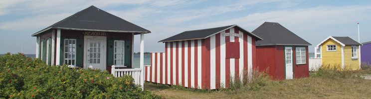 Idyllische und farbenprächtige Badehäuser entlang des Badestrandes in Ærøskøbing Idyllische und farbenprächtige Badehäuser entlang des Badestrandes in Ærøskøbing