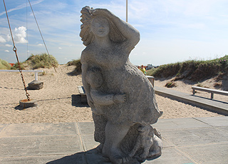 Skulptur der Fischersfrau Mary, die am Strand von Agger über das Meer blickt Skulptur der Fischersfrau Mary, die am Strand von Agger über das Meer blickt