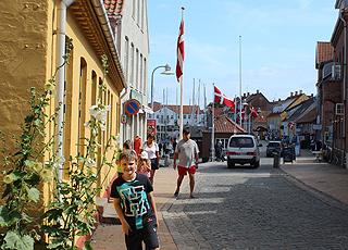 Brostensbelagt gade med smukke, gamle huse ved havnen i Allinge Brostensbelagt gade med smukke, gamle huse ved havnen i Allinge