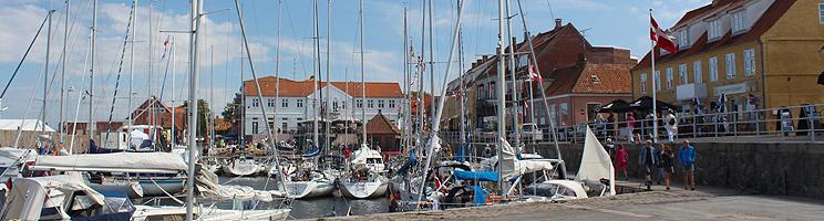 En sommerdag med hygge og aktivitet på havnen i Allinge En sommerdag med hygge og aktivitet på havnen i Allinge