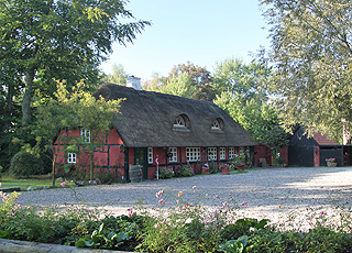 The restaurant Jægerhuset in Als Odde has been established in an idyllic half-timbered house with thatched roof The restaurant Jægerhuset in Als Odde has been established in an idyllic half-timbered house with thatched roof