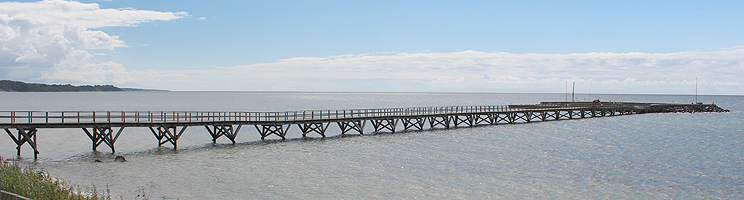 Eine 200 Meter lange Holzbrücke verbindet den Inselhafen in Arnager mit der Küste Eine 200 Meter lange Holzbrücke verbindet den Inselhafen in Arnager mit der Küste