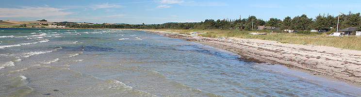 Stranden i Begtrup Vig er omgivet af grønne, bakkede landskaber Stranden i Begtrup Vig er omgivet af grønne, bakkede landskaber