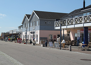 Die gemütliche Hauptstraße in Hals bei Bisnap mit Geschäften, Gaststätten und Eisdielen Die gemütliche Hauptstraße in Hals bei Bisnap mit Geschäften, Gaststätten und Eisdielen