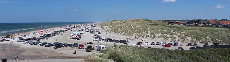 Sommerdag på Blokhus Strand med sanddyner, Vesterhavet, badegjester og feriehus Sommerdag på Blokhus Strand med sanddyner, Vesterhavet, badegjester og feriehus