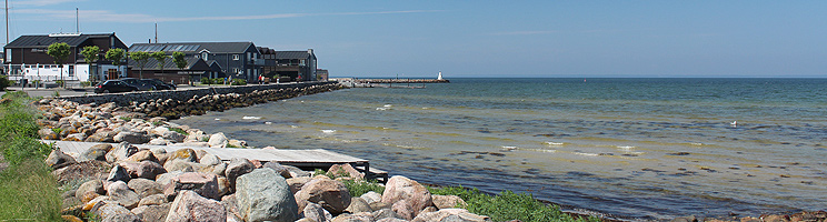Lavt og klart badevand på den østlige side af havnen i Bogense Lavt og klart badevand på den østlige side af havnen i Bogense