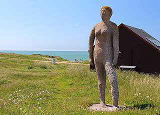 Skulptur af en kvinde ved Jens Søndergaards Museum i Bovbjerg Skulptur af en kvinde ved Jens Søndergaards Museum i Bovbjerg