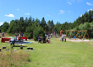 Großer, schöner Spielplatz hinter dem Strand im Ferienhausgebiet Bratten Großer, schöner Spielplatz hinter dem Strand im Ferienhausgebiet Bratten