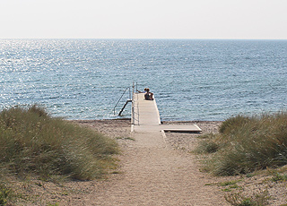 Badebro på stranden i Bredfjed på sørkysten på Lolland Badebro på stranden i Bredfjed på sørkysten på Lolland