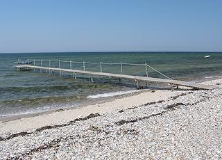 Langer Badesteg am schönen Badestrand von Bro Strand Langer Badesteg am schönen Badestrand von Bro Strand