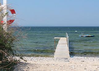 Aussicht über den Badesteg und das klare Badewasser im Urlaubsgebiet Bro Strand Aussicht über den Badesteg und das klare Badewasser im Urlaubsgebiet Bro Strand