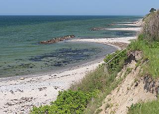 Steile Hänge hinter den Buchten des Strandes am östlichen Ende von Bro Strand Steile Hänge hinter den Buchten des Strandes am östlichen Ende von Bro Strand