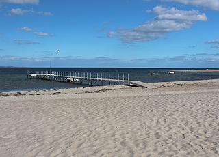 Lang badebro ved den brede sandstrand i ferieområdet Diernæs Lang badebro ved den brede sandstrand i ferieområdet Diernæs