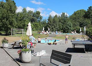 Pool, Kinderpool, Tischtennis, Ballspielplätze und Schachspiele beim Hauptgebäude in Dueodde Ferieby Pool, Kinderpool, Tischtennis, Ballspielplätze und Schachspiele beim Hauptgebäude in Dueodde Ferieby