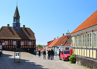 Njut av att se på de gamla, charmiga byggnaderna mitt i centrala Ebeltoft Njut av att se på de gamla, charmiga byggnaderna mitt i centrala Ebeltoft