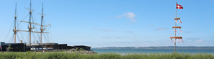 Fregatten Jylland vid sidan av badstranden i Ebeltoft Fregatten Jylland vid sidan av badstranden i Ebeltoft