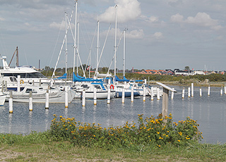 Im stimmungsvollen Egense Hafen liegen Fischerboote und Segelboote Seite an Seite Im stimmungsvollen Egense Hafen liegen Fischerboote und Segelboote Seite an Seite