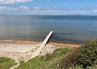 Badbrygga vid stranden i semesterområdet Ertebølle Badbrygga vid stranden i semesterområdet Ertebølle