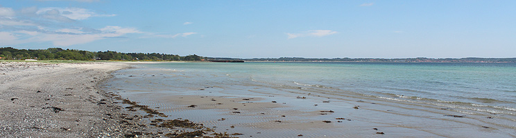 Den lange strand i Femmøller har lavt, klart og børnevenligt badevand Den lange strand i Femmøller har lavt, klart og børnevenligt badevand