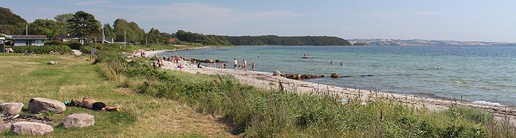 The lovely bathing beach in Følle is surrounded by holiday homes and green spaces The lovely bathing beach in Følle is surrounded by holiday homes and green spaces