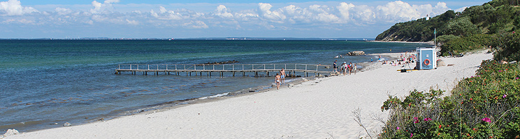 Der Strand, Gilleleje Strandbakker mit Badesteg und Rettungsposten, und der Leuchtturm Nakkehoved Fyr im Hintergrund Der Strand, Gilleleje Strandbakker mit Badesteg und Rettungsposten, und der Leuchtturm Nakkehoved Fyr im Hintergrund