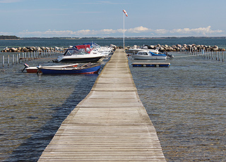 Trevlig båtbrygga i den ena ändan av Grønninghoved Strand Trevlig båtbrygga i den ena ändan av Grønninghoved Strand