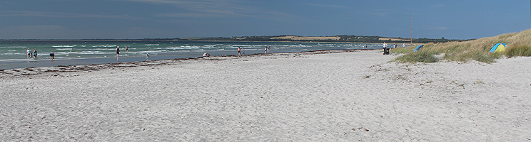 Breiter Sandstrand mit Dünen und klarem, kinderfreundlichem Badewasser in Gudmindrup Lyng Breiter Sandstrand mit Dünen und klarem, kinderfreundlichem Badewasser in Gudmindrup Lyng